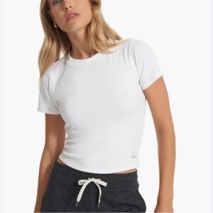 Vuori Pose Fitted Tee in White Size Med NWT